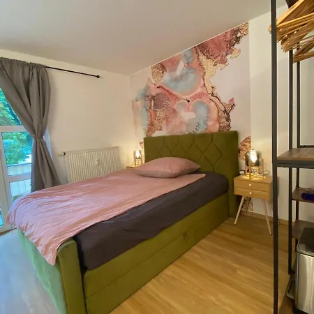Suitable Living - Luxury Apartment With Balcony And Fast Wifi